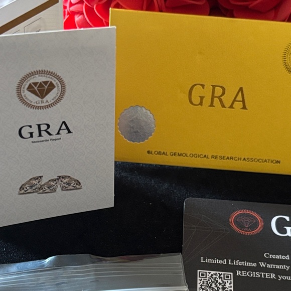 Moissanite Elegant Diamond Ring - Picture 7 of 7